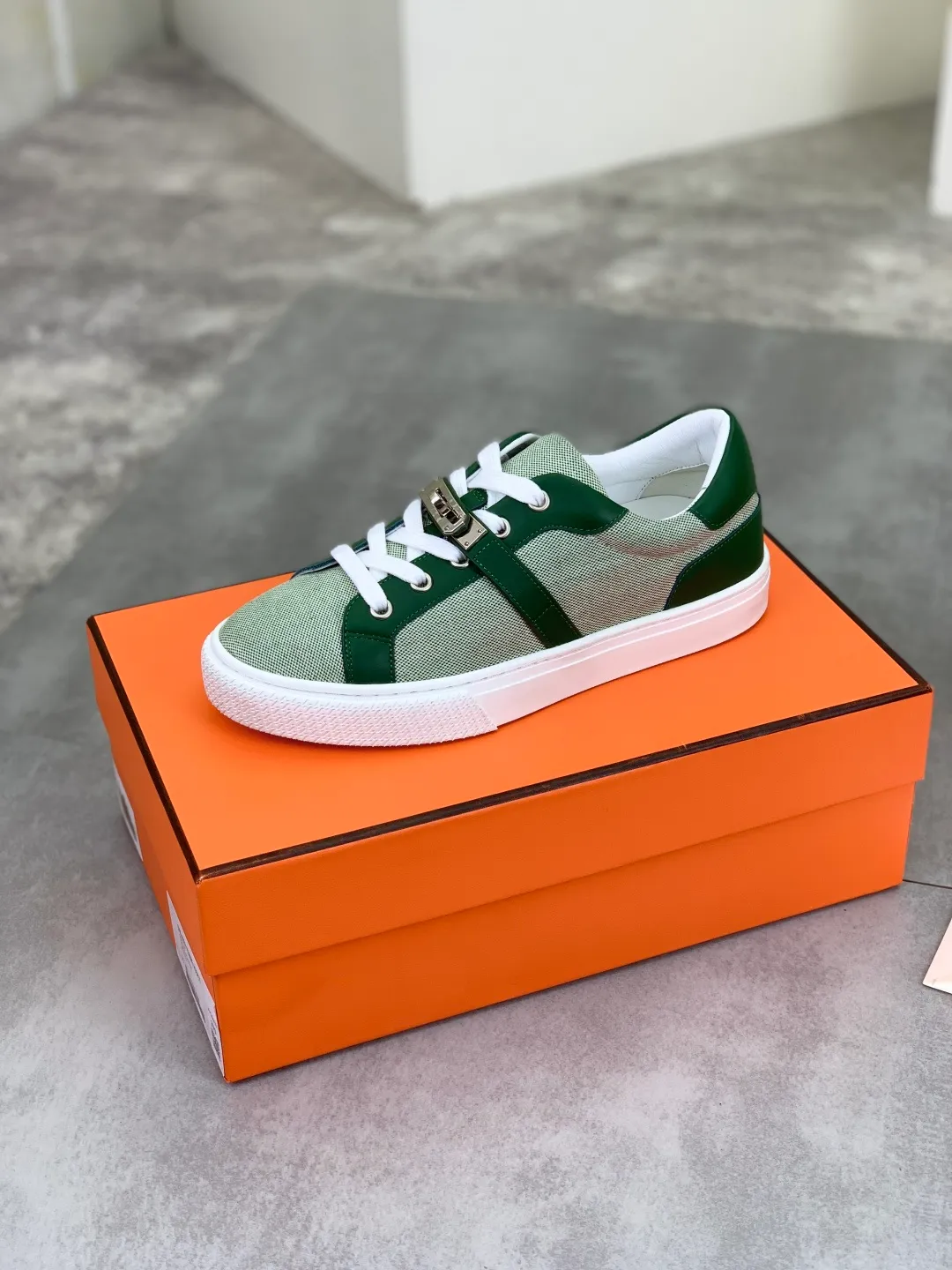 Men's men's shoes 💰P640 New Hermes top version Hermès classic couple style #𝐊𝐞𝐥𝐥𝐲 buckle casual white shoes skateboard shoes that will not conflict with shoes at all. Full of unknowns, Hermès rarely produces flat casual shoes and they are paired with classic palladium-plated Kelly shoe buckles! You'll fall in love with it at first sight. It's super versatile and can be worn with any skirt or pants. 🉑️Close your eyes and wear it. It's super noble. Fabric: Specific cowhide/canvas material. Lining: Sheepskin lining. Outsole: Original molded TPU outsole. Size: 35-45.